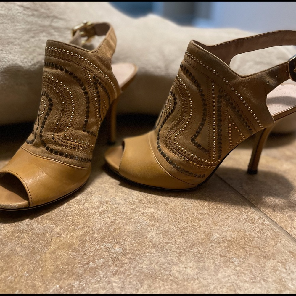 Tan Studs Vince Camuto sling back heels - Picture 2 of 6